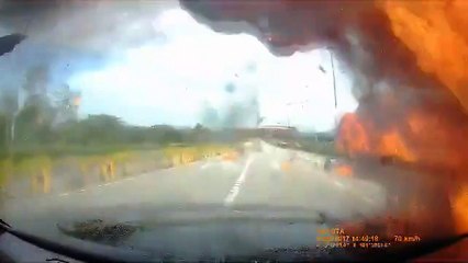 Malezya'da özel jet otoyola düştü: 10 kişi hayatını kaybetti