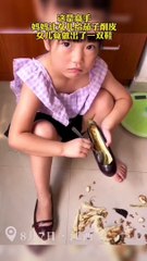 媽媽讓女兒給茄子削皮，最後做成了鞋子。Girl peel the eggplant,  finally made into shoes.