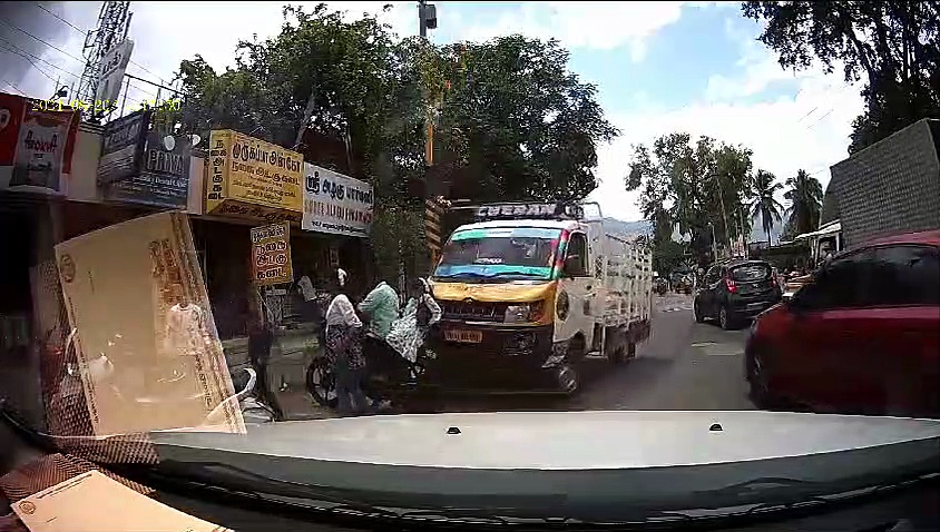 கோவையில் சரக்கு வாகனம் மோதி தூக்கி வீசப்பட்ட குழந்தைகள்; வீடியோ வெளியாகி பரபரப்பு