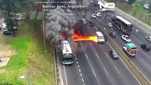 Autobus in fiamme a Buenos Aires, il fuoco taglia in due la strada