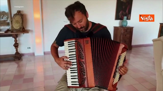 Cesare Cremonini suona la fisarmonica su Instagram: Sono solo alla quarta lezione