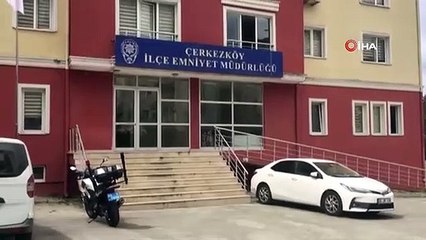 Deux mots jaillirent de ses lèvres dans les derniers instants de la jeune fille étranglée à mort par son amant avec un câble.