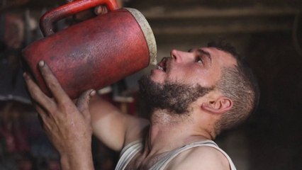 هكذا يعاني أصحاب هذه المهن في العمل تحت درجة حرارة تعدت نصف درجة الغليان