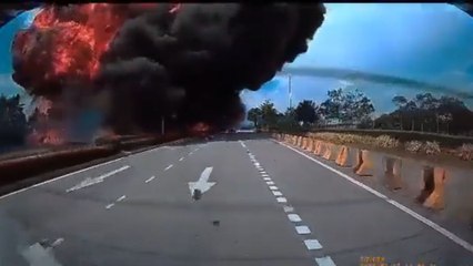 Video muestra el momento en que una avioneta se estrella contra una calle de Malasia, dejando diez personas fallecidas