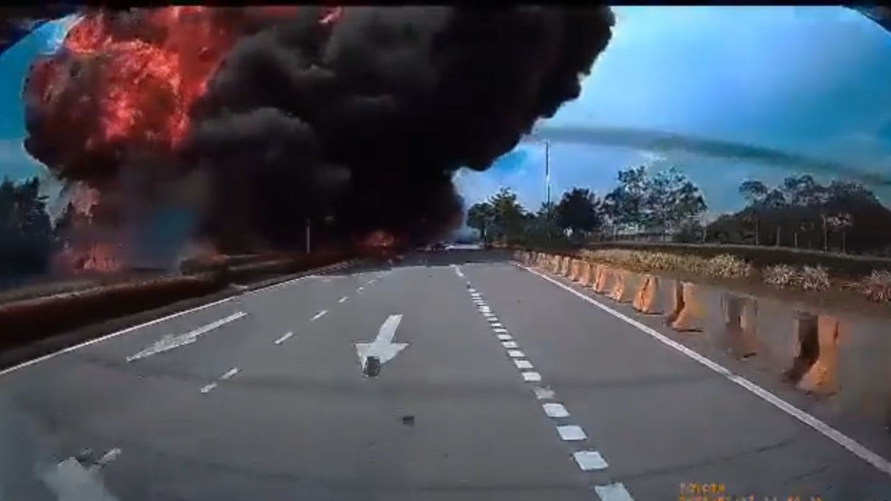 Video muestra el momento en que una avioneta se estrella contra una calle de Malasia, dejando diez personas fallecidas