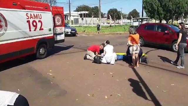 Motociclista fica ferido após colisão com Ford Ka na esquina das Ruas Cuiabá e Manoel Ribas
