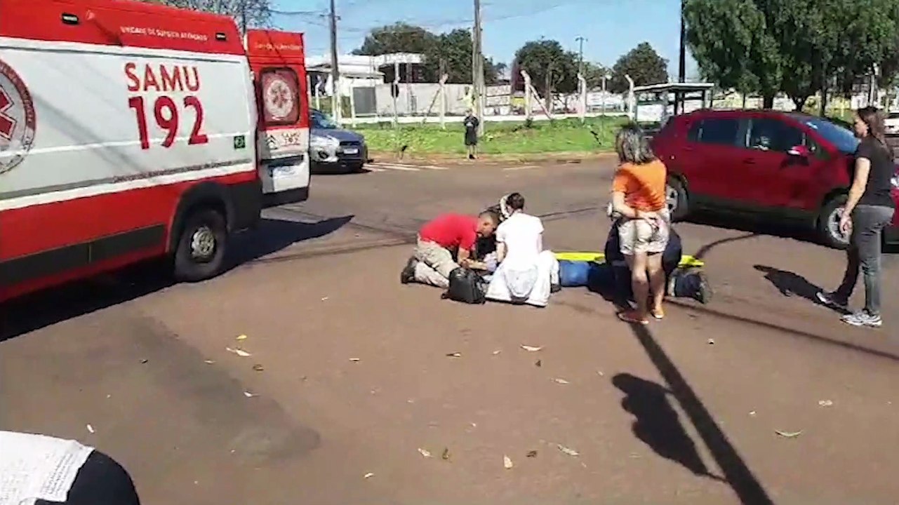 Motociclista fica ferido após colisão com Ford Ka na esquina das Ruas Cuiabá e Manoel Ribas