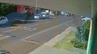 Vídeo registra forte colisão entre carro e moto no cruzamento das Ruas Cuiabá e Manoel Ribas