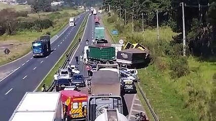 Colisão entre 4 caminhões e 6 automóveis deixa várias pessoas feridas na BR-376