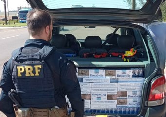 PRF flagra criança em carro 'recheado' de cigarros no PR; veja o vídeo