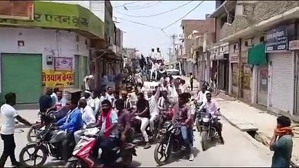 11 लोग बैठे अनशन पर, तीन की तबीयत बिगड़ी, बाइक रैली भी निकाली