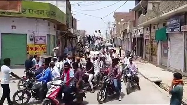 11 लोग बैठे अनशन पर, तीन की तबीयत बिगड़ी, बाइक रैली भी निकाली