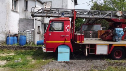 Dji Mini 2 .  Cimetiere pour camions de pompiers.