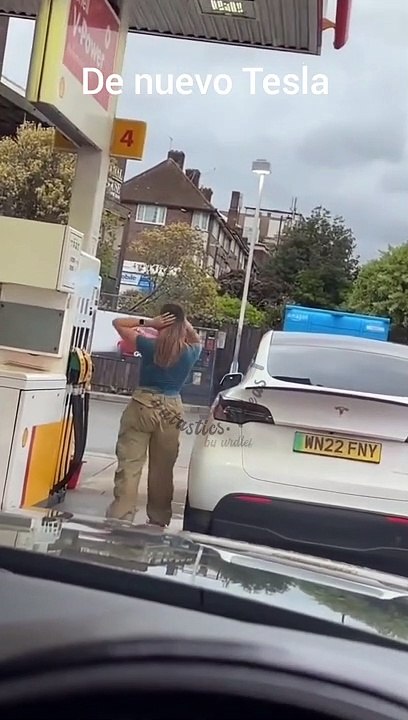 Llenando el depósito de un Tesla de gasolina
