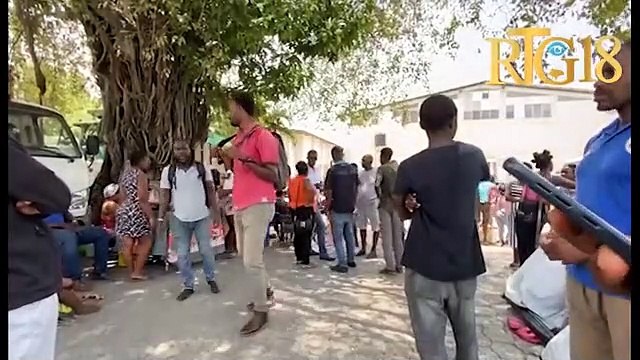 Plizyè fanmi ki t'ap viv Kafoufèy al refijye yo nan lokal Sant Espòtif Gymnasium Vincent