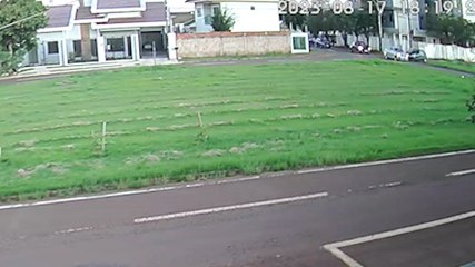Câmera registra acidente na Rua Jacarandá no Parque Verde