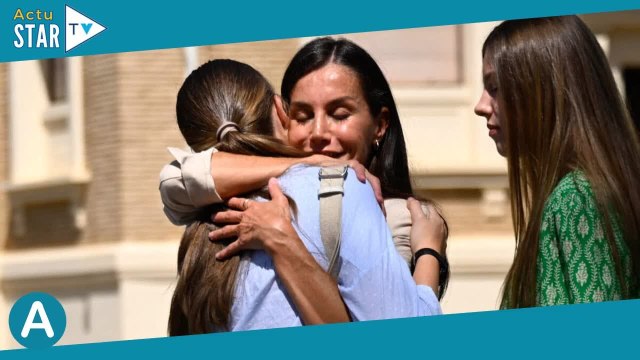 Letizia d'Espagne très émue rarissime câlin mère fille avec Leonor avant une grande étape pour l'a