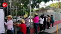 En Chiapas, maestros se encadenan a las rejas de la Secretaría de Educación