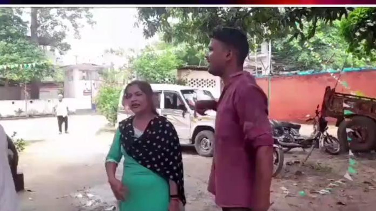जमुई: बॉयफ्रेंड के साथ बाइक पर घूम रही थी शादीशुदा महिला, पति ने बीच बाजार पकड़ा तो...