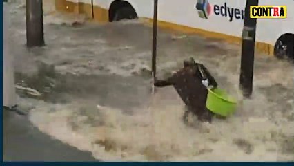 Señora de la tercera edad es arrastrada por la lluvia