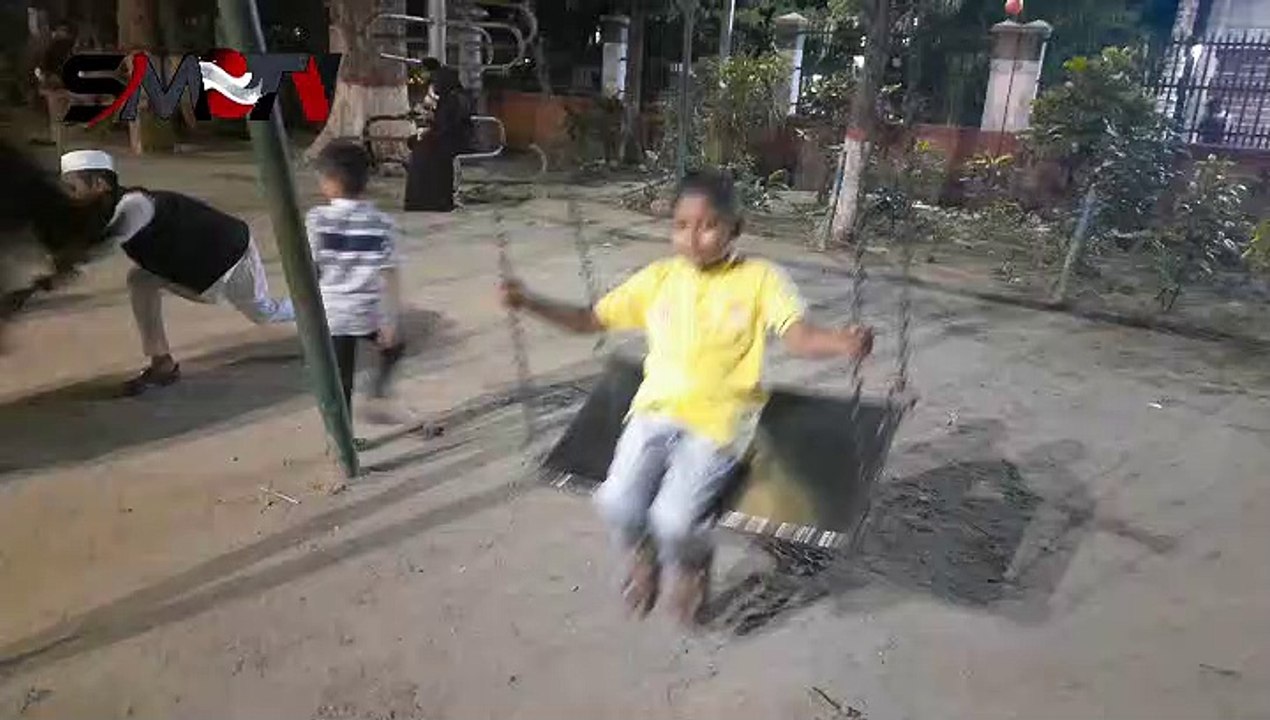 দোলনায় দোল খাওয়া