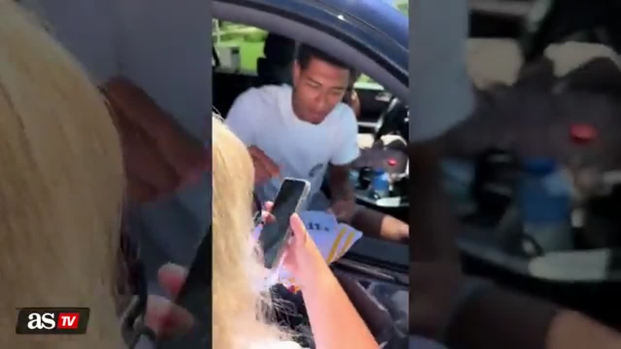 Jude Bellingham tries to give autograph in Spanish