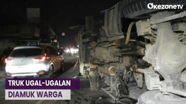 Kabur setelah Tabrak Warung dan Motor, Truk Angkut Tanah Terguling Dirusak Warga