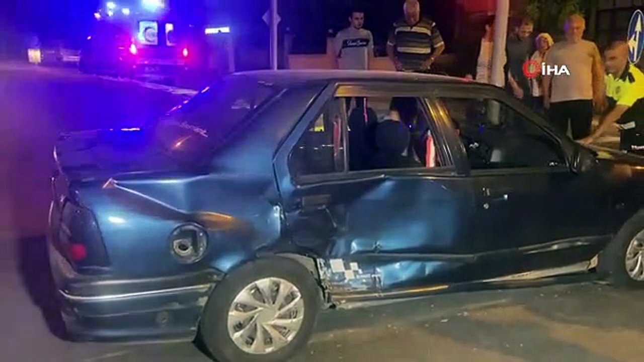 Uşak'ta Hafif Ticari Araç ile Otomobil Çarpıştı: 4 Yaralı