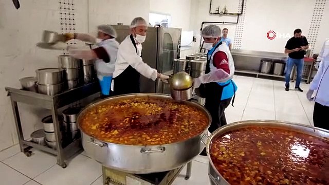 Van Büyükşehir Belediyesi Günlük 3 Bin 300 Kişiye Sıcak Yemek Dağıtıyor