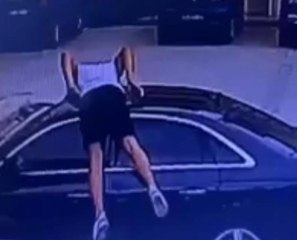 Arabanın cam tavanından böyle içeri girdi