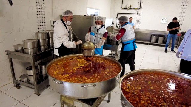 Van'da belediye ekipleri 3 bin 300 kişiye sıcak yemek ulaştırıyor