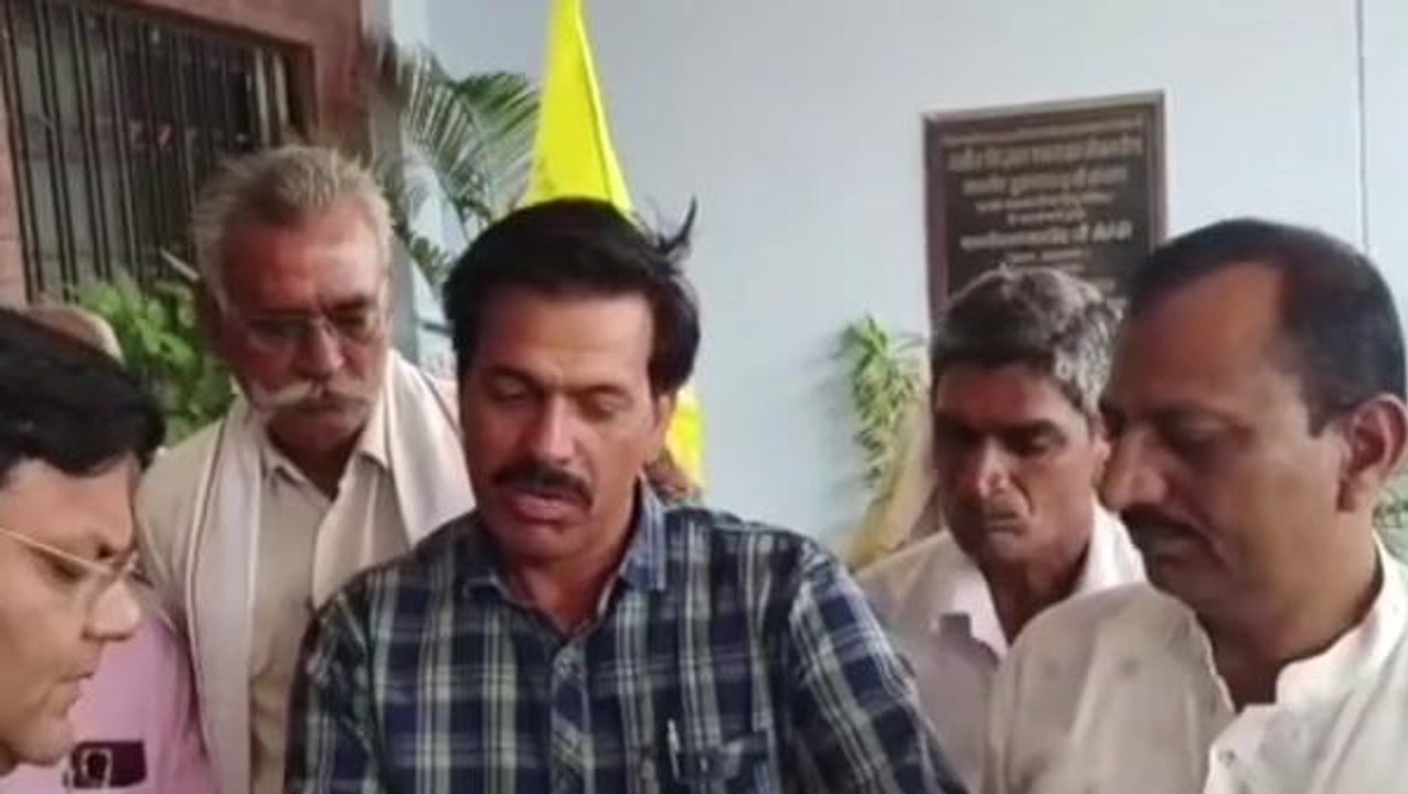 देवास: किसानों को यूरिया की क़िल्लत, महासंघ ने घेरा कलेक्टर कार्यालय