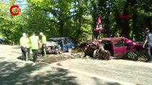Bartın'da feci kaza... Otomobiller kafa kafaya çarpıştı!