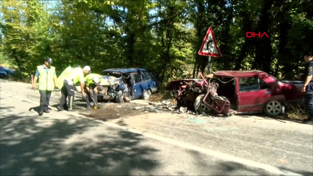 İki otomobil kafa kafaya çarpıştı: 2'si ağır 3 yaralı