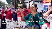Warga dan Pengamen Ikut Hormat di Simpang Empat Jambi saat Indonesia Raya Berkumandang