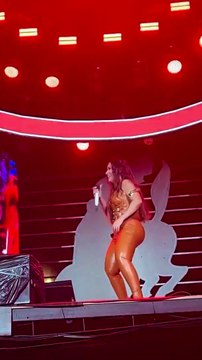 Calça de Simone Mendes rasga no bumbum e cantora segue o show : Que se lasque