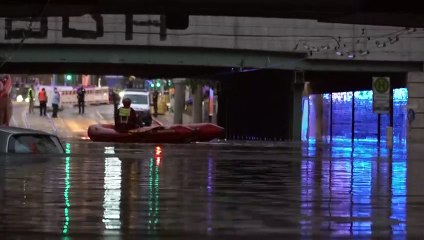 Unwetter sorgt für überflutete Straßen in Nürnberg - Rettungskräfte im Dauereinsatz