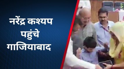 गाजियाबाद: बच्चों को गिफ्ट देते नजर आए मंत्री नरेंद्र कश्यप, जानिए मामला
