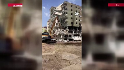 Diyarbakır'da 8 katlı bina yıkım sırasında çöktü
