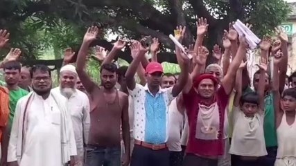 पश्चिमी चंपारण: जर्जर सड़क से राहगीरों का चलना हुआ मुश्किल, आक्रोशितों ने किया प्रदर्शन