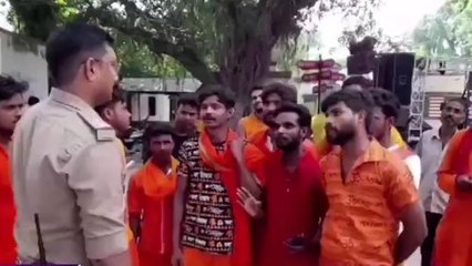 अंबेडकर नगर: थाने में कांवड़ियों का हंगामा, डीजे बंद कराने का पुलिस पर लगाया आरोप