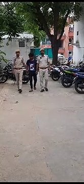 देखें आरोपी को पुलिस कैसे पकड़कर ले जा रही- यूपी से पर्स, चेन स्नैचिंग के लिए जयपुर आता