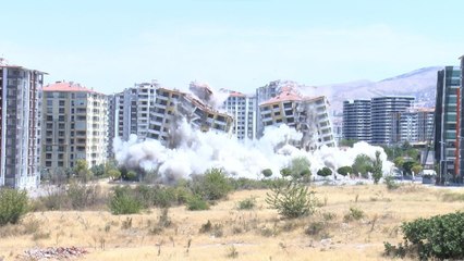 Malatya’da ağır hasarlı 12 katlı 2 bina patlatılarak yıkıldı