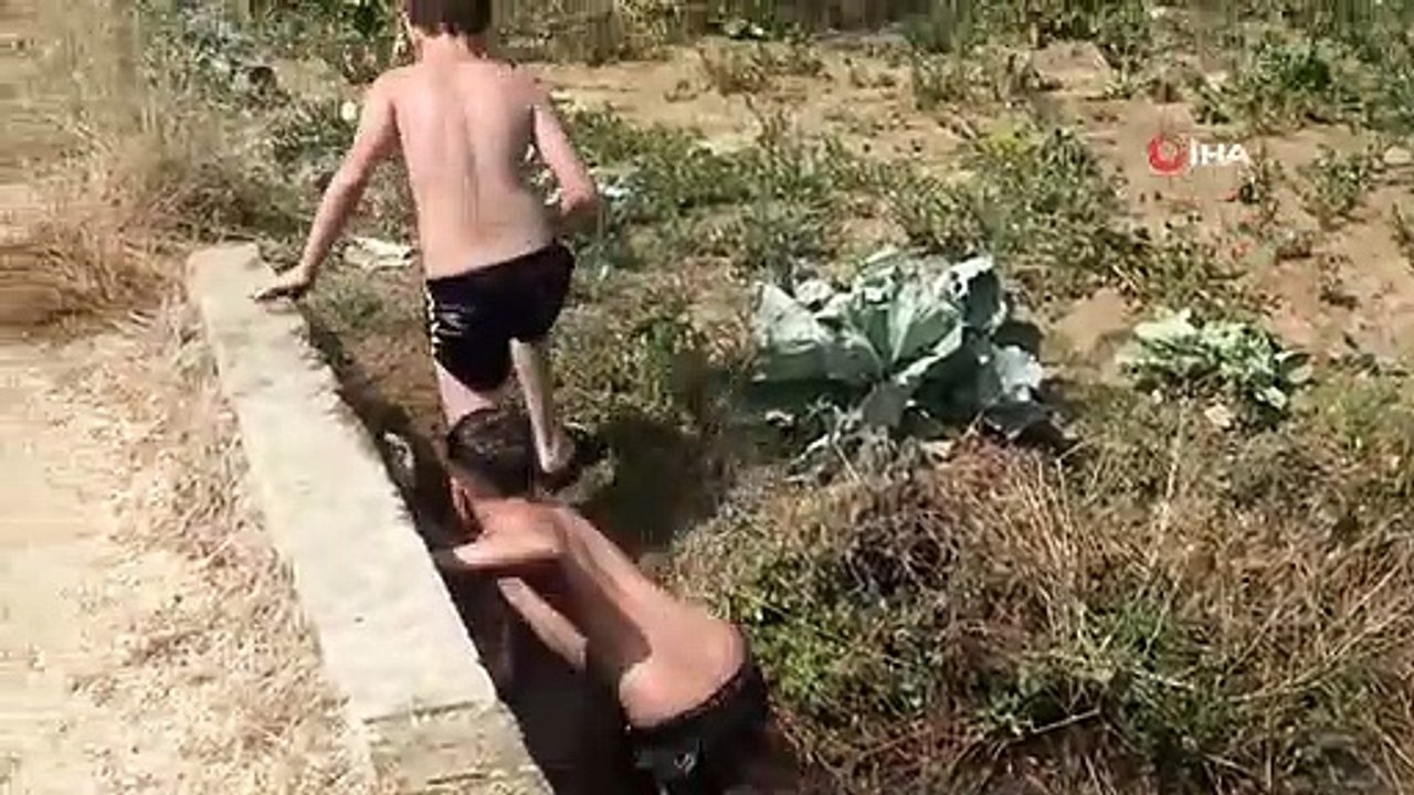 Enfants refroidis dans le canal d'irrigation de Bolu