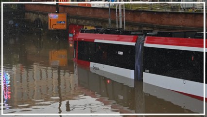 Unwetter sorgt für überflutete Straßen in Nürnberg - Rettungskräfte im Dauereinsatz