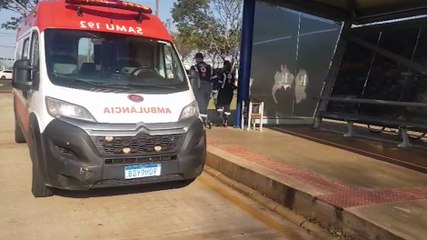 Mulher é socorrida em ponto de ônibus na Avenida Tancredo Neves