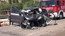 Une voiture s'est écrasée contre des barrières en acier à Tokat : 1 mort, 1 grièvement blessé