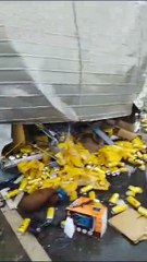 Caminhão tomba e populares saqueiam carga de cerveja