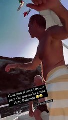 Emmanuel Philibert, serviette sur les hanches, n'hésite pas à se déhancher sur son bateauEmmanuel Philibert sur Instagram