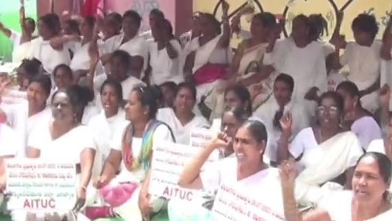 జగిత్యాల: ఎలాంటి పరీక్షలు లేకుండా రెగ్యులరైజ్ చేయాలని డిమాండ్